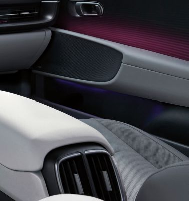 Éclairage interactif sensible à la vitesse dans la porte avant à l'intérieur de la berline entièrement électrique IONIQ 6.