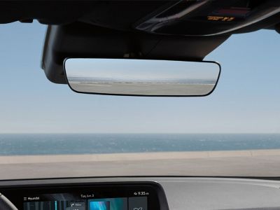 Le rétroviseur sans cadre à l'intérieur de la nouvelle berline électrique Hyundai IONIQ 6.