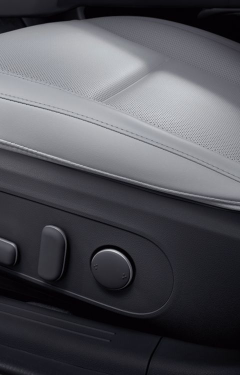 Buttons to adjust the 8-way adjustable relaxation seats in the Hyundai IONIQ 6.