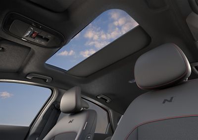 Hyundai IONIQ 6 avec toit ouvrant ouvert.
