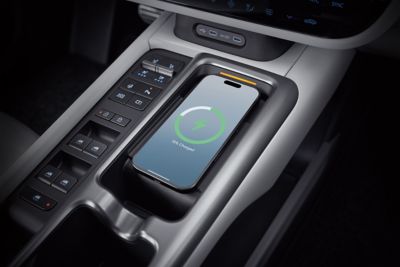 Le nouveau socle de recharge sans fil à l'intérieur de la nouvelle berline électrique Hyundai IONIQ 6.