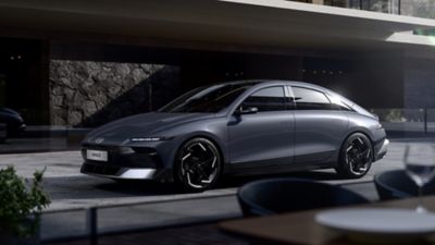 Een nieuwe zilveren Hyundai IONIQ 6 N Line gezien vanaf de voorkant en zijkant.