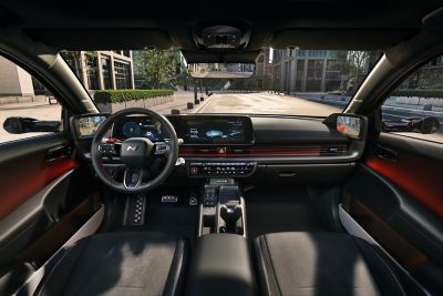 Sportovní interiér nového Hyundai IONIQ 6 N Line pohledem ze zadních sedadel.