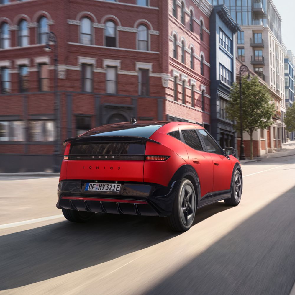 IONIQ 3 projíždějící městem.