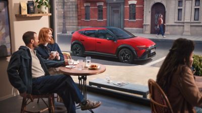 Le Hyundai IONIQ 3 100 % électrique mis en scène dans un univers de vie contemporain.