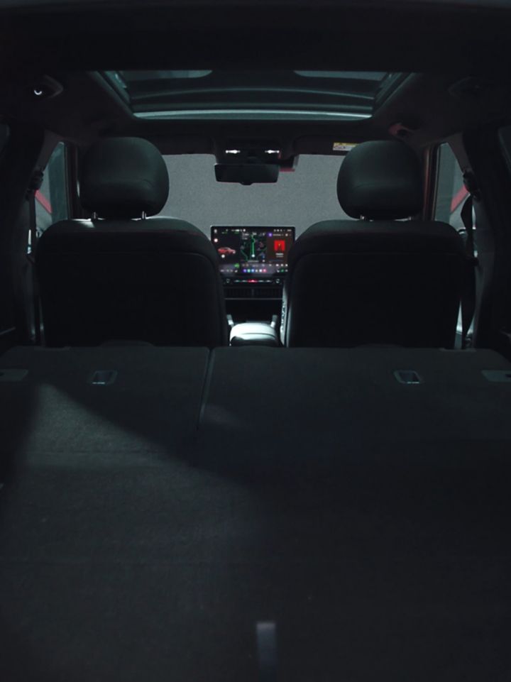 	 Vue arrière de l’habitacle de la Hyundai IONIQ 3, orientée vers l’avant de la cabine.