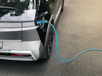 Hyundai IONIQ 5 med ladekabel (tilbehør). Foto.