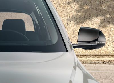 Detaljbilde av siespeilhusene på IONIQ 5.