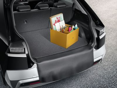 Hyundai IONIQ 5 med bagasjeromsmatte og støtfangerbeskyttelse (tilbehør). Foto.