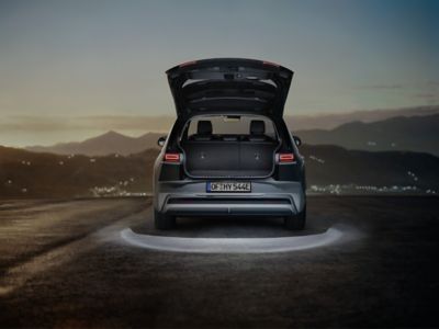 Hyundai IONIQ 5 med LED-lys (tilbehør) i bagasjerom og bakluke. Foto.