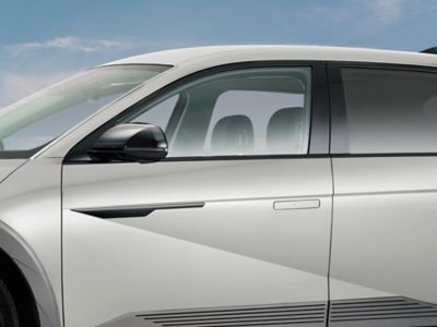 Hyundai IONIQ 5 med sidelister i sort pianolakk. Foto.