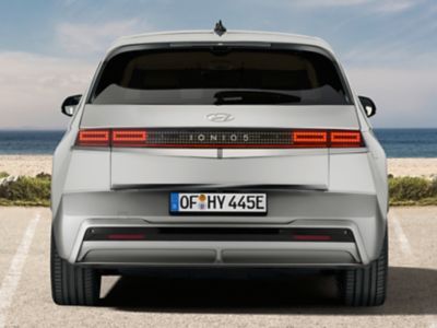 Hyundai IONIQ 5 med dekorlist i sort pianolakk på bakluken. Foto.