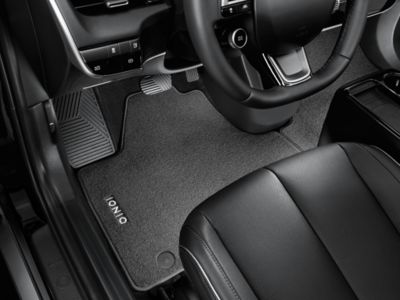 Hyundai IONIQ 5 med tilbehøret velurmatter (ECONYL®) på gulvet. Foto.