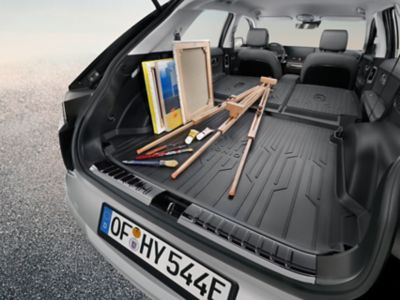 Hyundai IONIQ 5 med bagasjeromstrau med forlengelse (tilbehør). Foto.