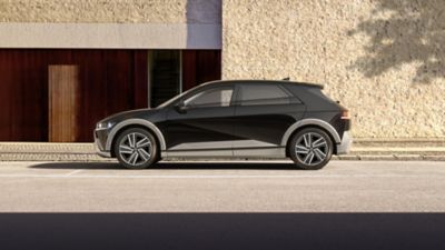 Hyundai IONIQ 5 med tofargede 19-tommers Yangju lettmetallfelg. Foto 