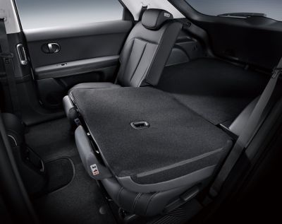 Due sedili posteriori sono stati ribaltati per creare uno spazio di carico nella IONIQ 5.