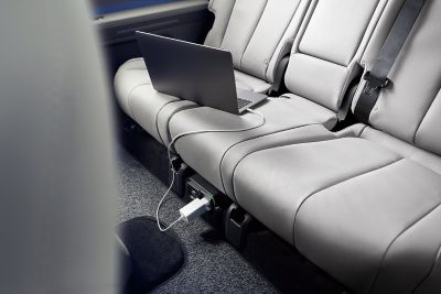 La tecnologia Vehicle-to-Load (V2L) di Hyundai IONIQ 5 tramite una presa integrata da 230 V.