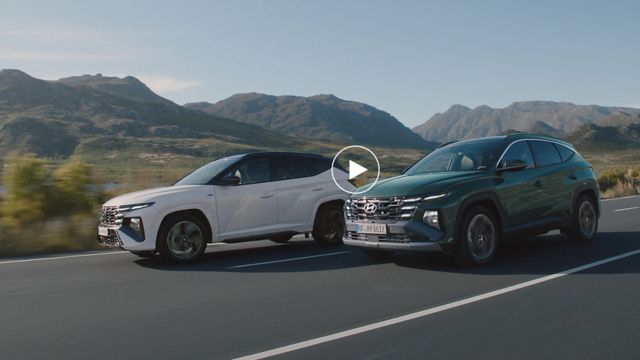 Dva modely TUCSON na cestě napříč venkovskou krajinou.