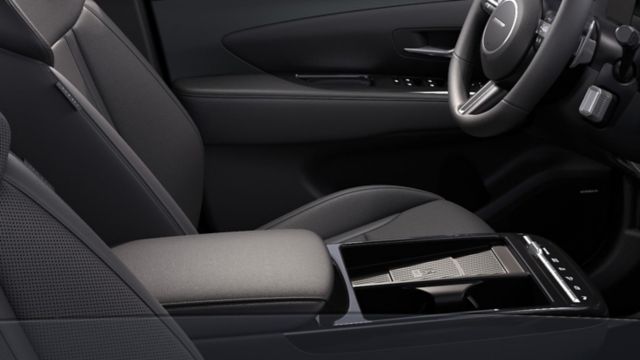The new armrest and centre console of the Hyundai TUCSON Plug-in Hybrid. 