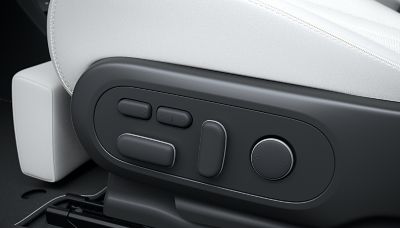 Close-up van de bedieningsknoppen voor de volledig kantelbare voorzetels van de Hyundai IONIQ 5.