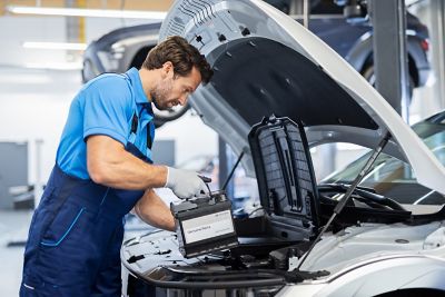 Hyundai mechanic checking the functionality of the battery.