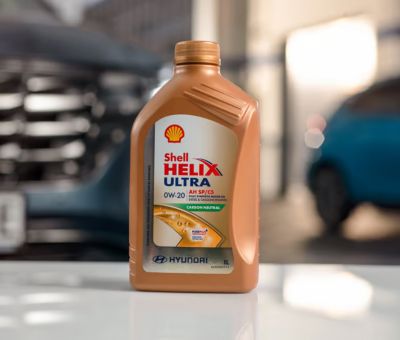 Hyundai KONA Elektrik SUV’un gün ışığı altında görüntüsü ve yolcu kapısına doğru yürüyen bir bir adam. 